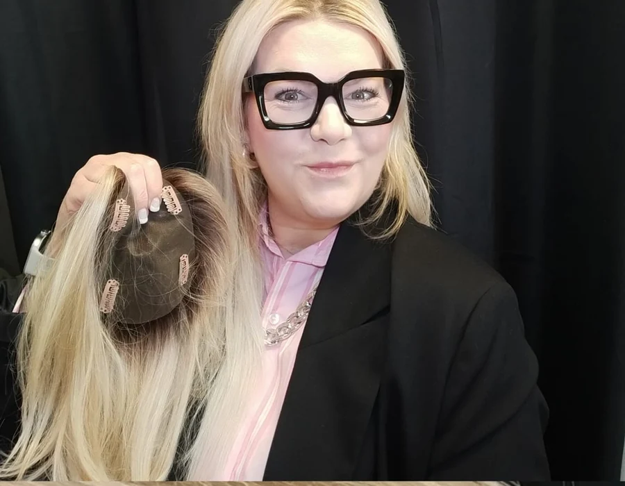 Charline présentant un volumateur capillaire, alternative légère à la prothèse capillaire